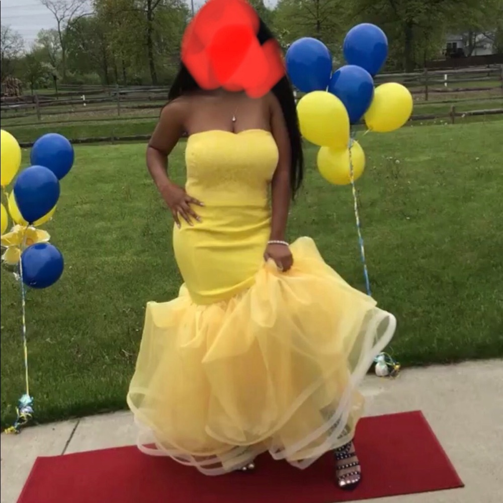 Custom made yellow prom dress. Size 6 (approximately)